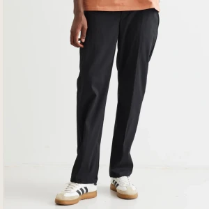 Woodbird byxor - Eik nickel svarta ”kostymbyxor” från Woodbird. Lånat bilder från woodbird. Säljer pgå för små. Väldigt bra skick 9/10. 