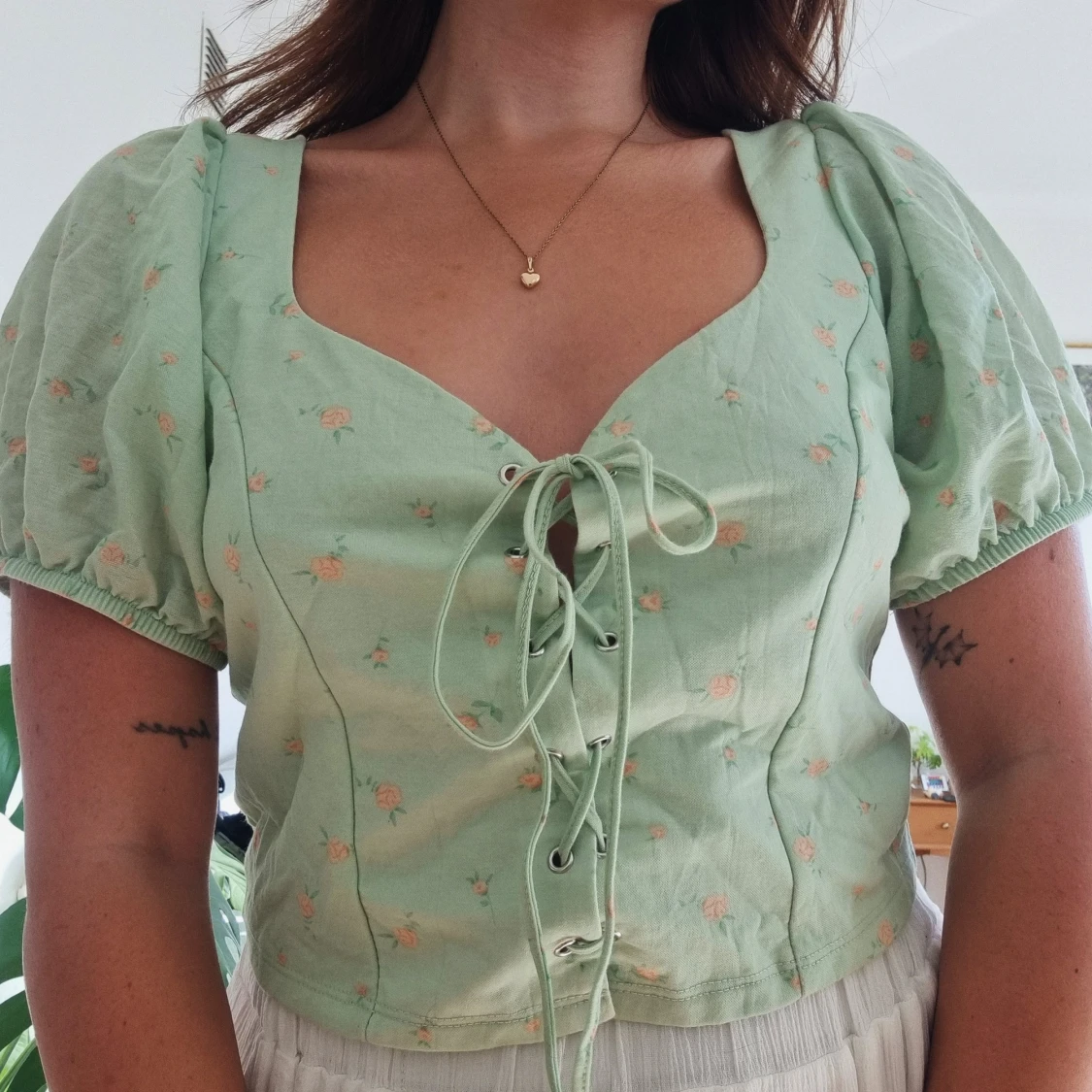 Grön blommig topp med snörning från Bik Bok - 90