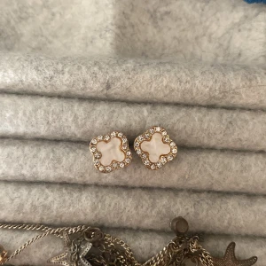 Guldörhängen med pärlor och kristaller - van cleef liknande örhängena💓