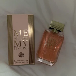 Parfym ❣️ - Perfym 💕 luktar jätte gott, ej använd. ⭐️ säljer pga att jag fick dubbelt i födelsedagspresent, helt ny ❣️