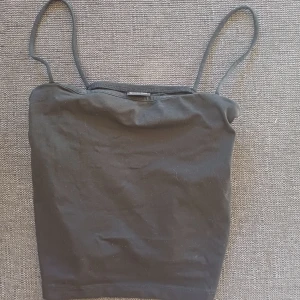 Svart ärmlös linnetopp - Enkelt svart linne. Den har smala axelband och passar till alla möjliga tillfällen! Den ör köpt från gina tricot och har inga defekter🖤☺️