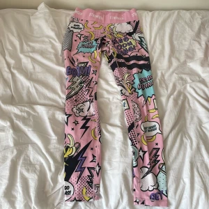 Träningsbyxor  - Ett par stonger byxor,i storleken xs,köpt från Strongers hemsida Bra stick 