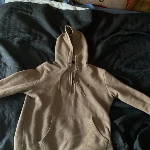Ralph lauren tröja - Storlek s, skicket på tröjan är bra , har användts några gånger. Beige tröja med quarter zip och luva.