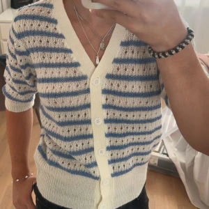 Kortärmad kofta - Jättefin hålstickad kortärmad kofta. Aldrig använd, kommer ej till användning