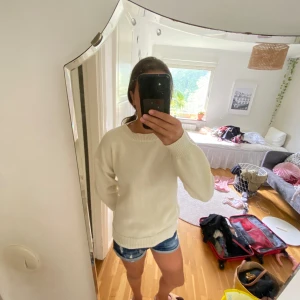 Stickad tröja - Köparen står för frakt!! Säljer en jättefin stickad tröja