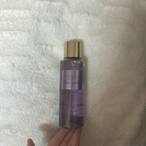Victoria's Secret Love Spell Body Mist - Säljer en Victoria's Secret Love Spell body mist. Den kommer i en genomskinlig lila flaska med en guldig kork. Doften är en blandning av körsbärsblom och färsk persika, vilket ger en fräsch och söt doft. Den är aldrig använd. Perfekt för daglig användning eller som en present! 💜