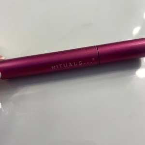 You're Incredi-Lash Volume Mascara från Rituals - Säljer en superfin volymmascara från Rituals i färgen svart. Den heter You're Incredi-Lash och kommer i en snygg rosa metallic hylsa. Perfekt för att ge dina fransar extra volym och längd.