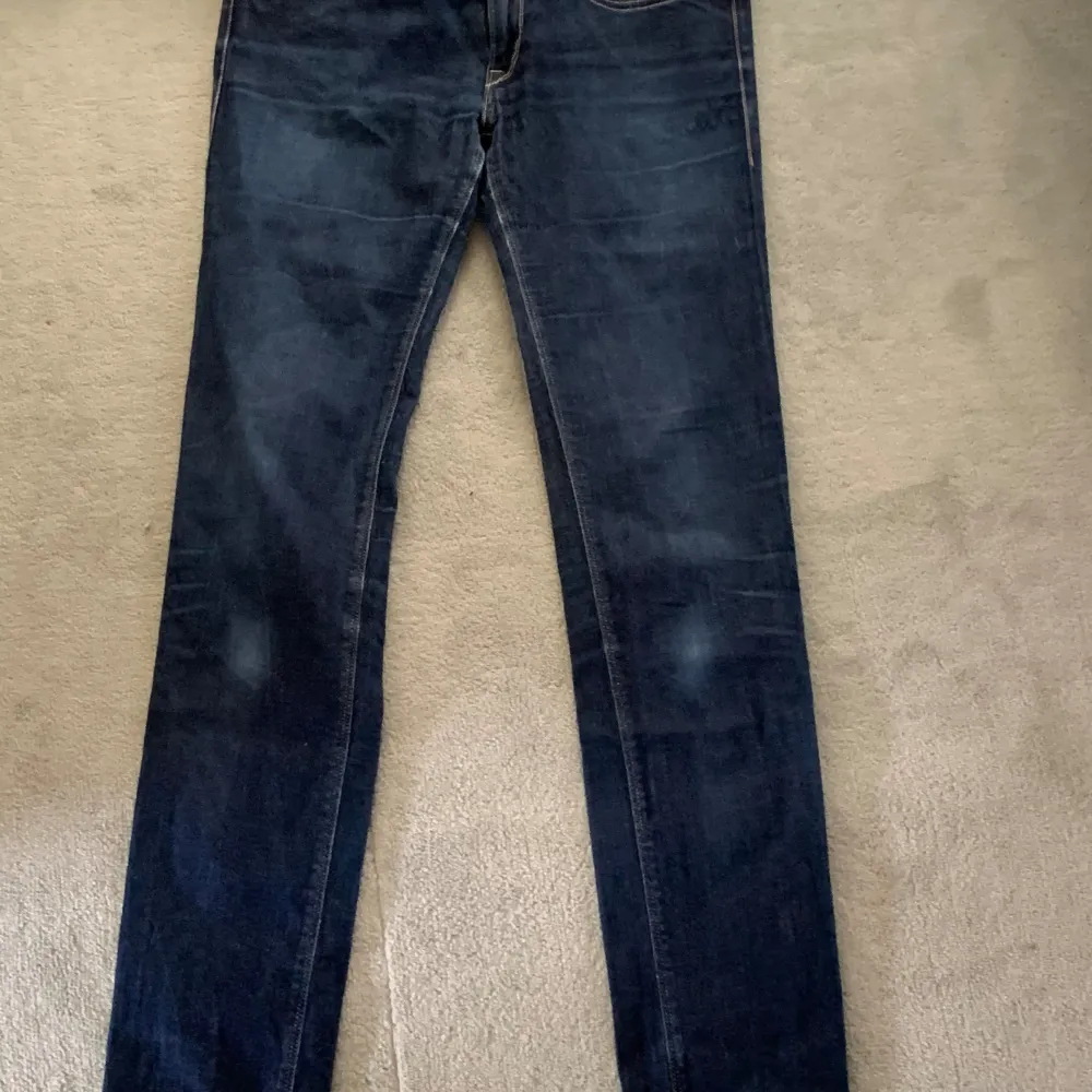 tja! säljer nu ett par riktigt snygga replay jeans. de är väldigt fin skick förutom ett litet hål vid grenen.  lappen är bortklippt men skulle tro att de är i strl 27/28 i midjan. Jeans & Byxor.