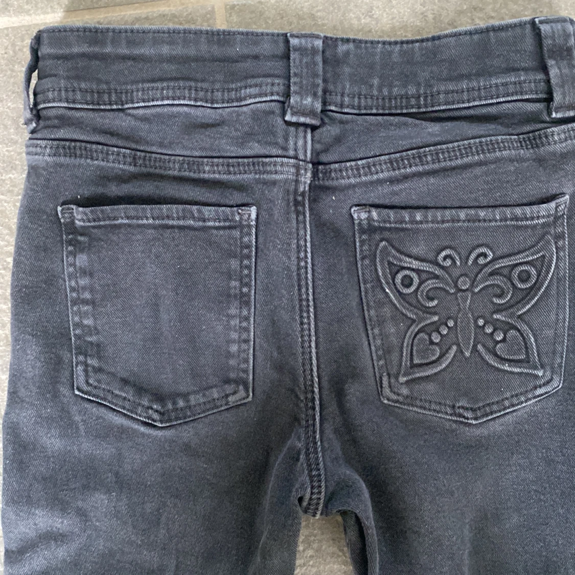 Svarta bootcut jeans med broderad fjäril - 91