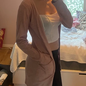 Lång kofta - Rosa lång kofta, jättemjuk o bra skick💓