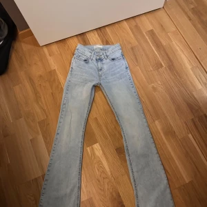 Gina jeans  - Blå jeans från Gina, i en lågmidjad modell, använda Max 2 gånger då jag köpte fel storlek 