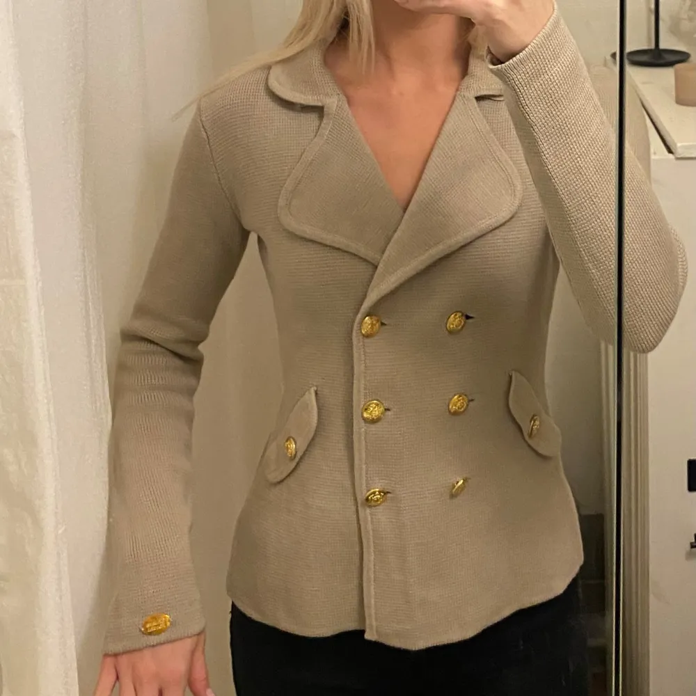 Säljer en superfin beige kavaj från Chiara Forthi i storlek XS. Den har en dubbelknäppt design med snygga guldknappar. Väldigt skön och bekväm. Aldrig använd . Takit.