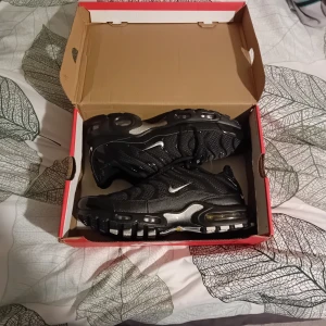 Nike air max Tn - De är helt nya, jag säljer pågrund av att de inte passade,  jag beställde 45 men jag fick ungefär 43/44.  Storlek: