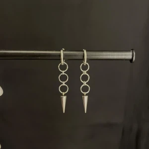 Örhängen med nitar - Mycket fina örhängen med nittar i rostfritt stål. 99kr paret och 59 st. Går att ändra eller designa helt egna🩷