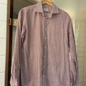 Mönstrad skjorta från Stenströms - Säljer en snygg och stilren skjorta från Stenströms med ett  mönster i orange, lila och grönt. 