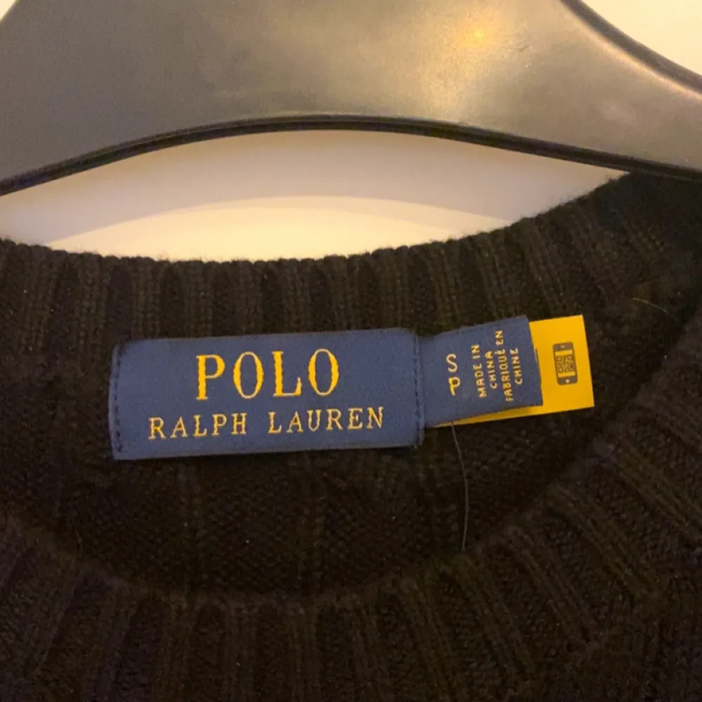 Svart Stickad Ralph Lauren tröja helt oanvänd. Nyskick. Pris 800✅ Storlek  S. Fråga för fler bilder eller funderingar🔥🦋. Tröjor & Koftor.