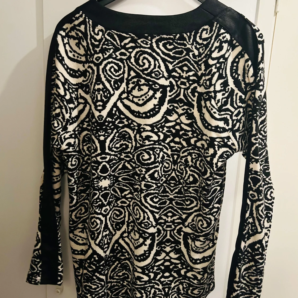 Svartvit mönstrad tröja från Brandtex - 90