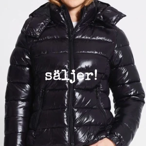 säljer helt ny lager 157 vinter jacka🤍 //lappen är kvar testad 1 gång - priset kan diskuteras!🪽