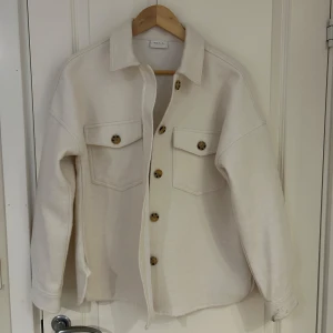 Kappa - Vit kappa från Vila i jättebra skick!🩷