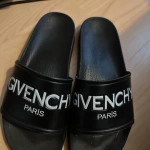 Gicency Paris Tofflor - Mycket bra skick, säljes billigt och snabbt. Passar både 40-42