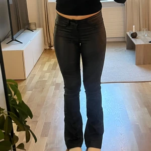 skinnbyxor - skinnbyxor från Only i väldigt bra skick, knappt använda. Bootcut och midwaist, storlek XS/32 