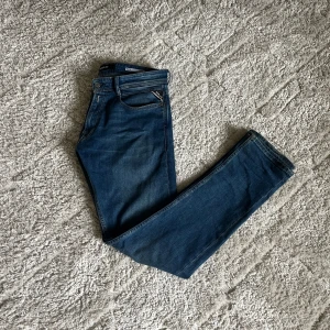 Replay jeans  - Säljer nu mina Replay jeans Rocco! Jeansen är i storlek 31/34 och passar dig som gillar sköna och elastiska jeans. Hör av dig vid minsta fråga eller fundering/Jesper