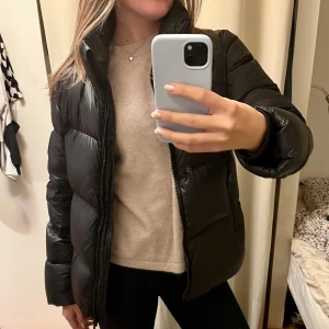 Svart dunjacka  - Säljer min fina 8848 dunjacka då den inte kommer till användning längre!💕Köpte för 2200 säljer för 1200, sparsamt använd👍