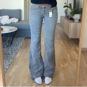 Lågmidjade bootcut manchesterbyxor  - Så snygga lågmidjade bootcut manchesterbyxor. Helt nya med lappen kvar!
