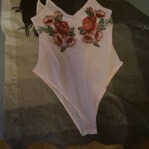 Body/Linne - Ärvd body/linne. Andvänd 2 gånger. Ingen aning vart ifrån (lapp avdragen)