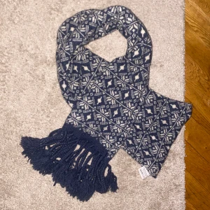 Odd Molly halsduk - Fin odd Molly halsduk i marinblå, sparsamt använd. 150 cm lång när man viker den dubbelt 