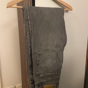 Zara jeans - Snygga Zara jeans i en straight fit passform. Väldigt basic och passar till det mesta, skick 8,5/10