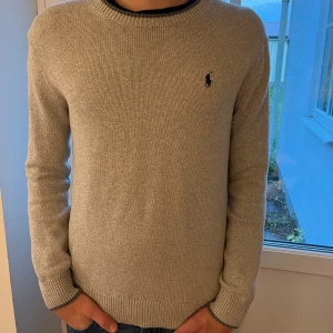 Ralph lauren sweatshirt  - Sjukt fräsch Ralph lauren sweatshirt i nyskick! Storlek S. Nypris 2200. Jag på bilden är ca 1,80.