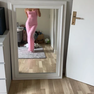 Rosa klänning - Säljer min rosa klänning från Gina Tricot som endast är använd en gång🩷