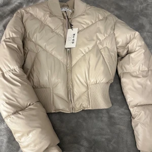 NAKD jacka - Jätte fin och bekväm jacka från NAKD stl s. Helt ny med prislapp.  Begie fakeskin, varm.