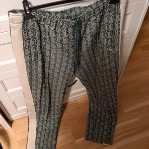 Lacoste monogram byxor - Väldigt bra skick