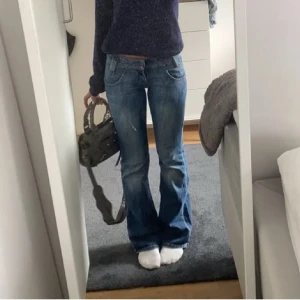 Lågmidjade Lee Jeans💓 - Svin snygga jeans i modellen leola.  Väldigt bra skick men säljer du dem var försmå för mig, storlek W25 L31. Midja rakt över: 35 cm och innerbenslängd: 74cm❣️(Lånade bilder)