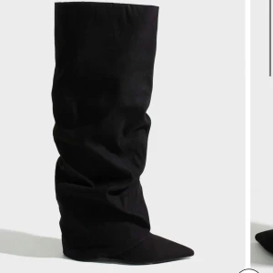 Nelly boots - Intressekoll på dessa skitsnygga folded shaft boots från Nelly med mockaimitations. De är och har varit slutsålda jättelänge, helt nya endast testade. Säljer då dessa var lite försmå tyvärr💕