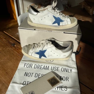 Golden goose  - Säljer dessa sjukt snygga och trendiga Golden Goose superstar sneakers i storlek 40. Designen ska se använd ut! Skicket är använt men har mycket liv kvar att ge!Kommer med orginal låda, autenticitet kort samt en dustbag. Vid frågor skriv till mig!