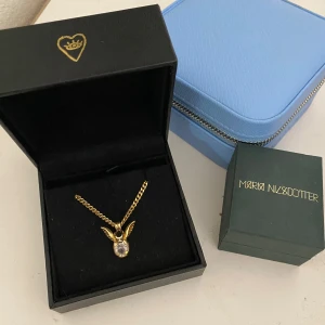 Maria Nilsdotter  - Intressekoll på denna halsband från Maria Nilsdotter, har varit använd fåtal gånger och helt slutsåld på hemsidan💕 Nypris är 4195kr 