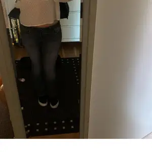 Ltb jeans i modellen ”fallon” Använd fåtal gånger men finns slitningar längst ner på jeansen då dom är för långa💞skriv för flera bilder vid intresse💞