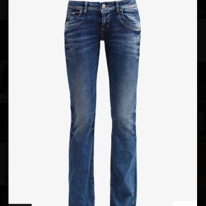 Low waist jeans ltb ”valerie” - Säljer ett par snygga blå jeans från LTB i stilen ”valerie”. De har en en bekväm passform och är low waisted bootcut jeans. Köpte för 799 kronor men säljer för 699. Storlek 26x30. Skriv till mig för frågor eller fler bilder!
