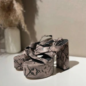 Lamoda Snake Platform Heeled Sandals - Helt nya! Aldrig använda, saknar kartong.  Nypris 550 SEK  Kackhöjd bak 15cm Platform fram 6.5cm