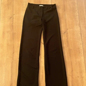 Kostymbyxor  - Lågmidjade kostymbyxor från nelly. Bra skick!