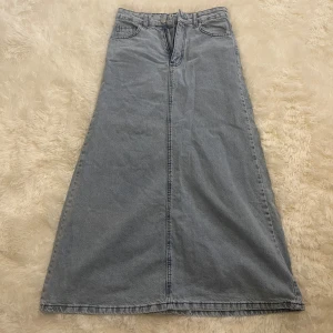 Kjol - Kjol. Storlek 36 Använd en gång 