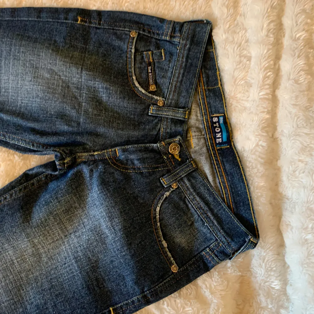 Säljer ett par snygga mörkblå jeans helt ny köpta . De har en klassisk femficksdesign och är  bootcut samt lågmidjade. Jeansen är helt oanvänd men tyvärr har dragkedjan gått sönder. . Jeans & Byxor.