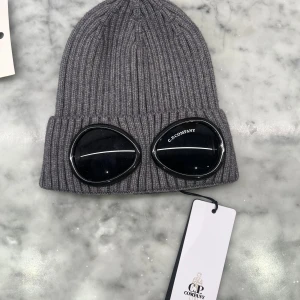 Grå mössa CP Company - Trendig och stilren mössa, mycket bra skick, nästan oanvänd