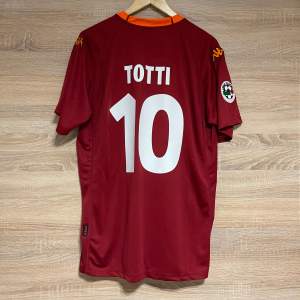 Helt ny replika av Romas Hemmatröja från 00/01 med Totti Storlek XXL