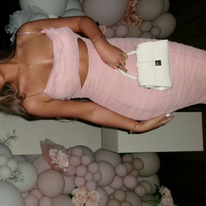 Ohpolly klänning  - Säljer en härlig rosa Oh Polly-klänning som bara är använd en gång! Den har en unik design och en fantastisk färg som verkligen fångar ögonen. Perfekt för fest eller en utekväll. I nyskick och redo för en ny ägare. Missa inte detta!