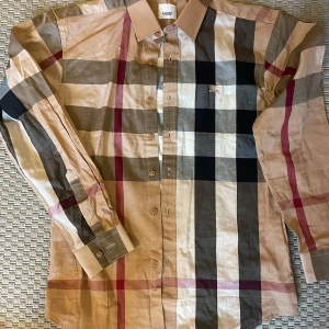 Skjorta Burberry replika - Fin, helt ny skjorta stl L Dock något liten i storleken.