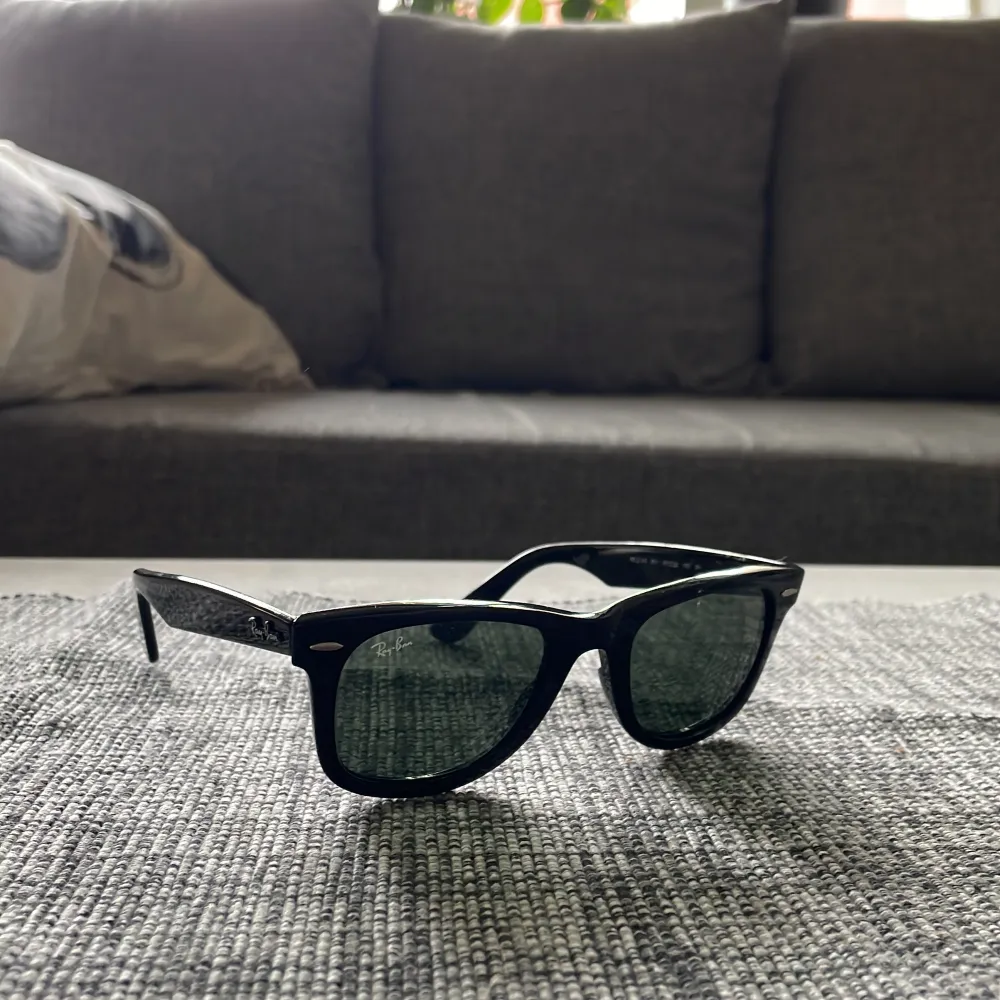 Säljer nu mina raybans för de kommer inte till användning, i använt skick men fortfarande bra skick. köpta för 1499 säljes för 699, vid snabb affär kan priset ändras. Accessoarer.